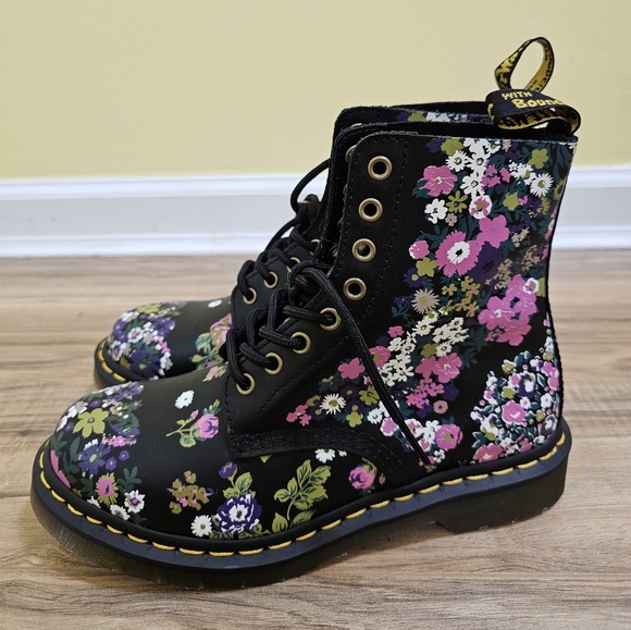 DR. MARTENS 1460 PASCAL WOMEN'S VINTAGE FLORAL LEATHER LACE-UP BOOTS - Picture 4 of 10